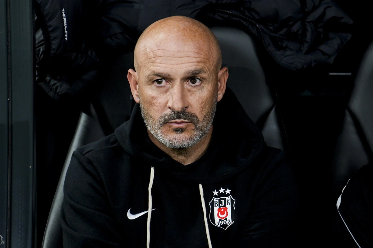 Beşiktaş eşofmanı giyen Vincenzo Italiano yedek kulübesinde