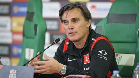 Vincenzo Montella, basın toplantısında mikrofon önünde konuşuyor