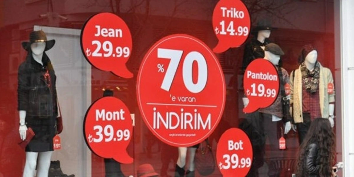 Vitrinde yüzde 70’e varan indirim ve farklı ürünler için fiyat etiketleri