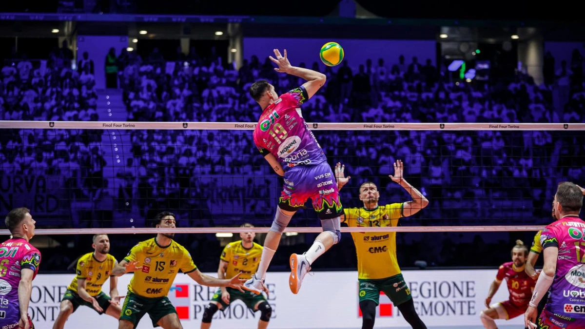 Voleybol maçında oyuncu smaç vururken rakip takım blok yapmaya çalışıyor