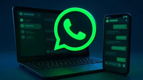 WhatsApp logosu, mesajlaşma ekranları bulunan bir dizüstü bilgisayar ve akıllı telefonun önünde görülüyor