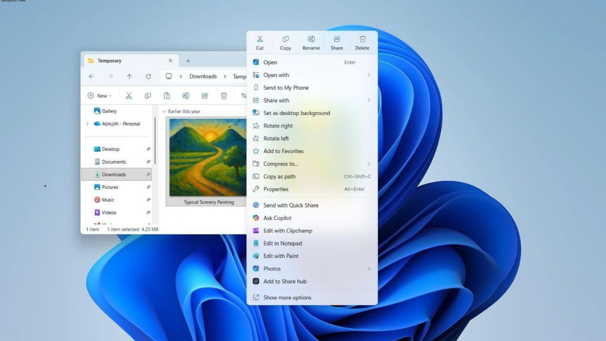 Windows 11 masaüstünde Dosya Gezgini ve açık sağ tıklama menüsü
