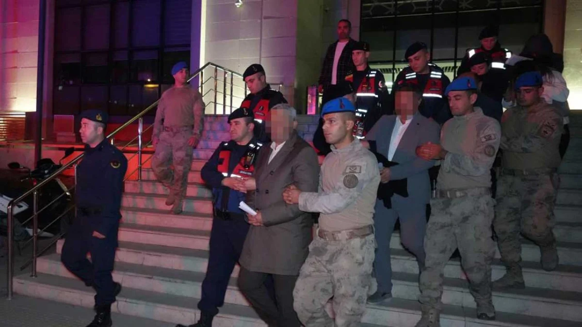 Jandarma ekipleri, Yahşihan Belediyesi soruşturması kapsamında gözaltına alınan kişileri adliye binası önünde götürüyor