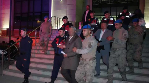 Jandarma ekipleri, Yahşihan Belediyesi soruşturması kapsamında gözaltına alınan kişileri adliye binası önünde götürüyor
