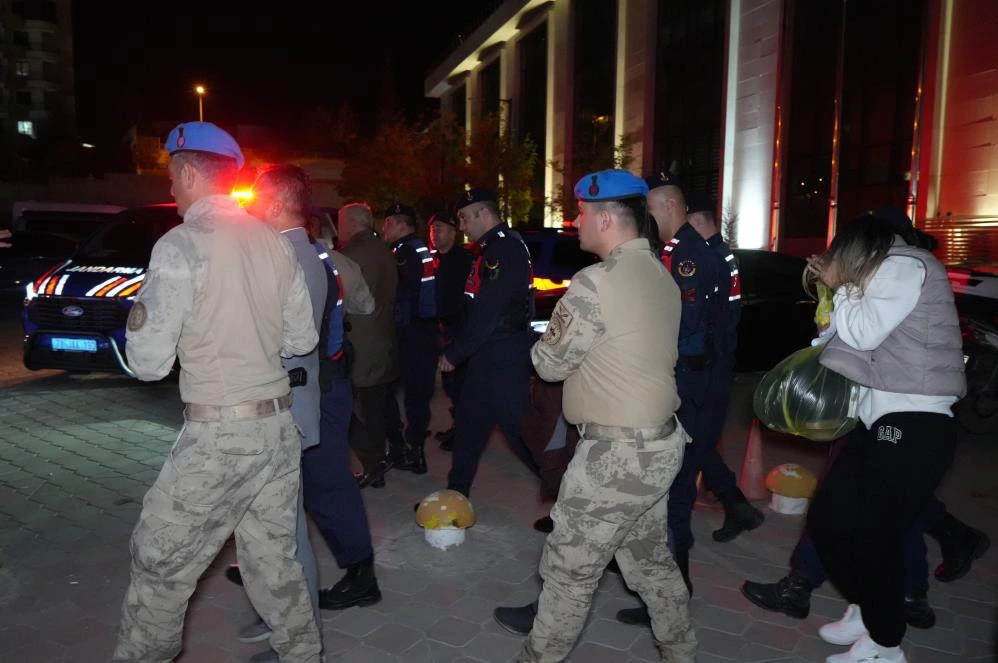 Jandarma ekipleri, Yahşihan Belediyesi soruşturmasında gözaltına alınan kişileri adliye önünde bekletiyor