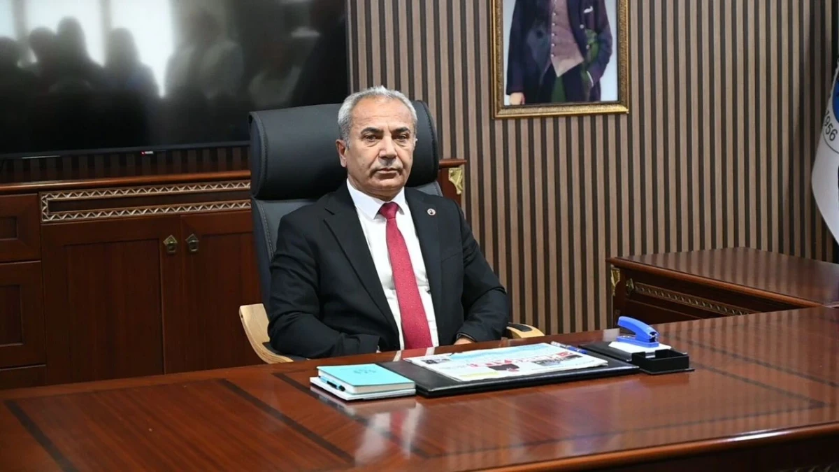 Yahşihan Belediye Başkan Vekili Hamdi Açıkgöz makamında oturuyor