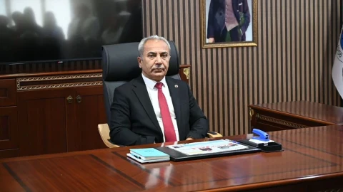 Yahşihan Belediye Başkan Vekili Hamdi Açıkgöz makamında oturuyor