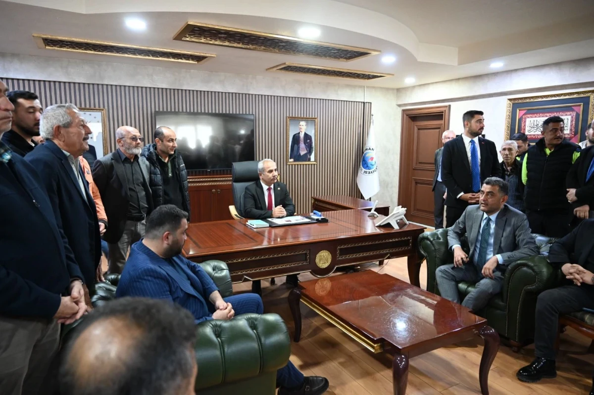 Yahşihan Belediyesi’nde toplantı salonunda bulunan kişiler