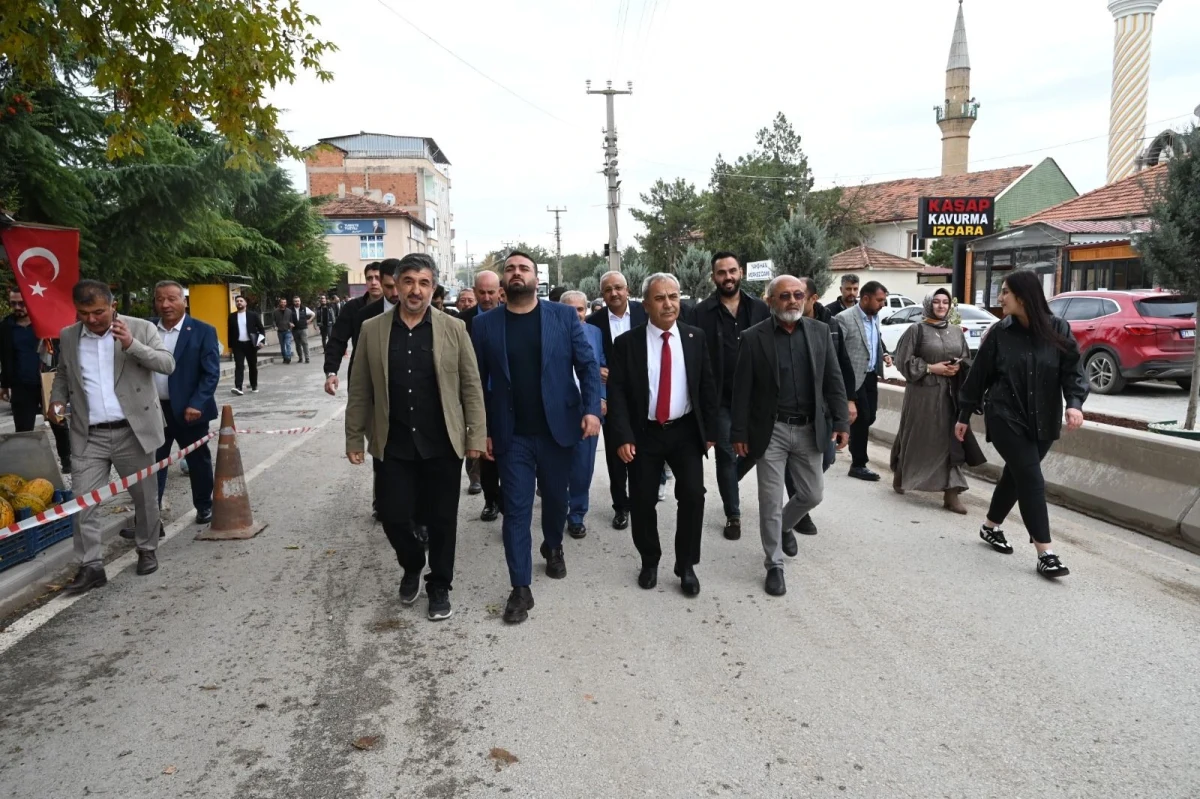 Yahşihan’da caddede yürüyen bir grup