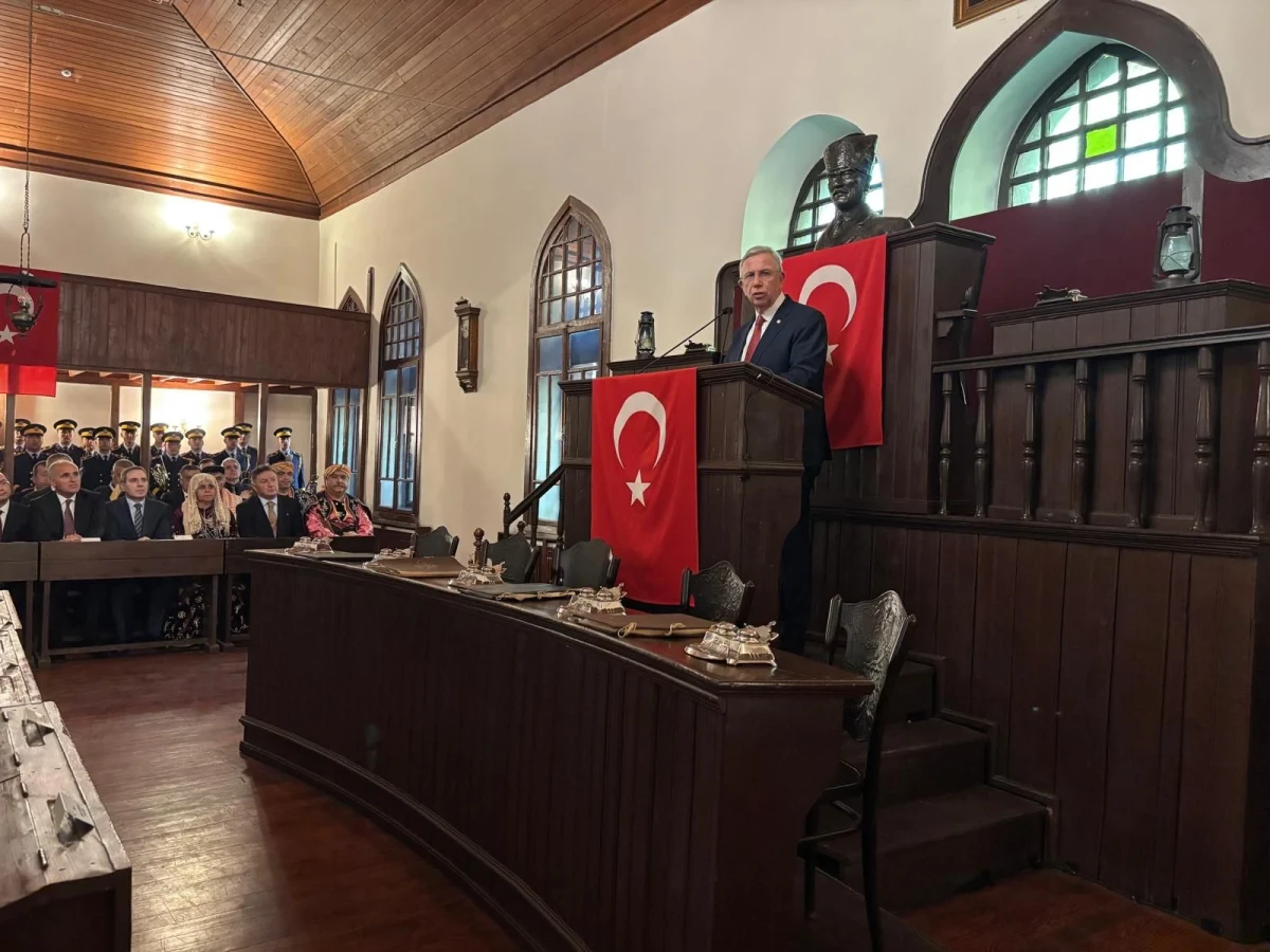 Ankara Valisi Yakup Canbolat Birinci Meclis’te kürsüde konuşma yaparken