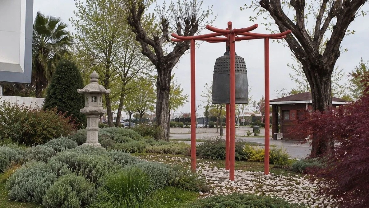 Yalova’daki parkta kırmızı taşıyıcı düzeneğe asılı Japon Barış Çanı