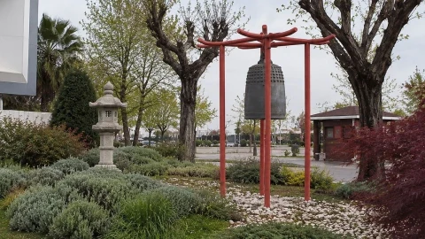Yalova’daki parkta kırmızı taşıyıcı düzeneğe asılı Japon Barış Çanı