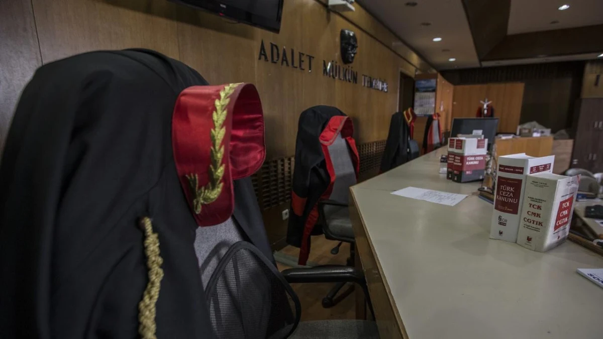 Adalet kürsüsünde hâkim koltukları ve duruşma masası