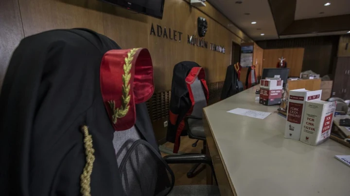 Adalet kürsüsünde hâkim koltukları ve duruşma masası