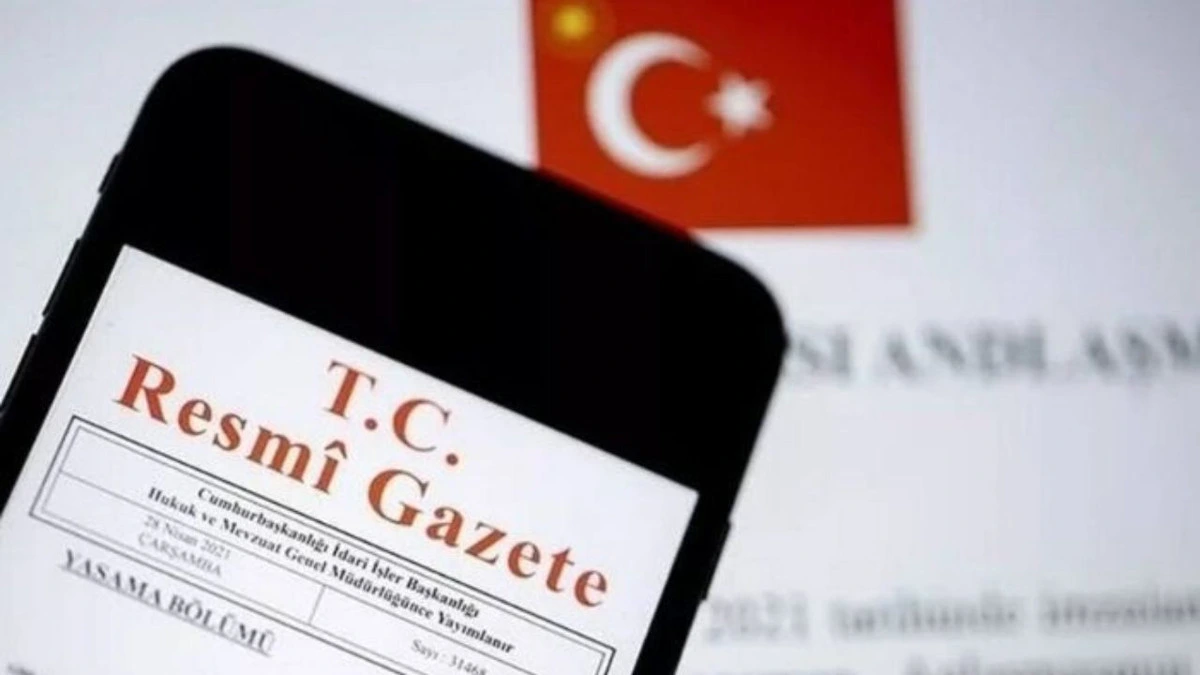 Telefon ekranında Resmî Gazete sayfası ve Türk bayrağı