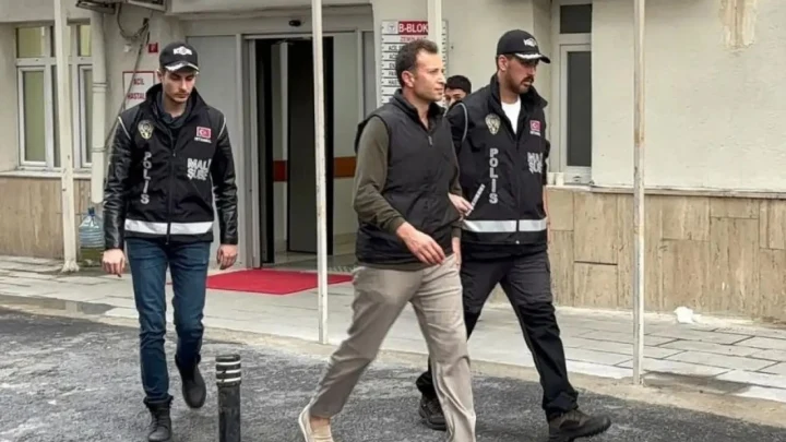 Yasin Kol, polis eşliğinde adliye binasından çıkarılırken