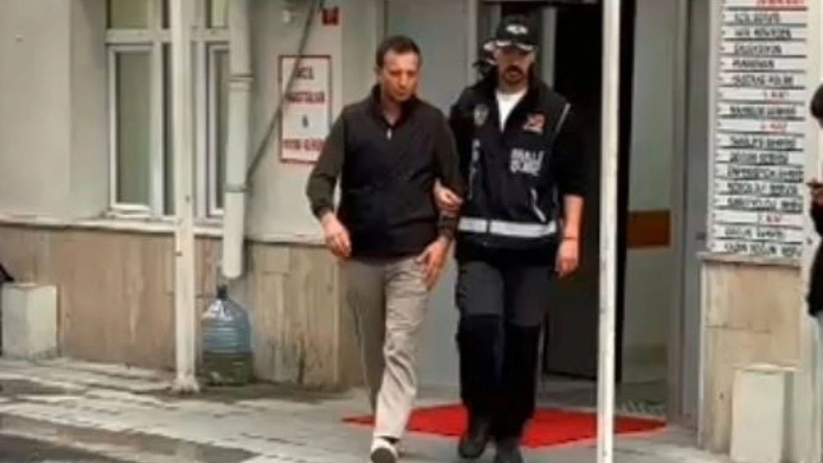 Yasin Kol polis eşliğinde bina girişinden çıkarken