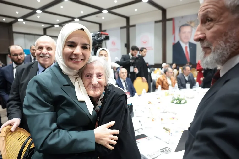 Ellerinde Türk lirası banknotları tutan bir kişi