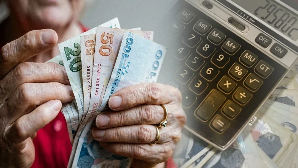 Bir etkinlikte yaşlı bir kadınla poz veren kadın ve çevredeki katılımcılar