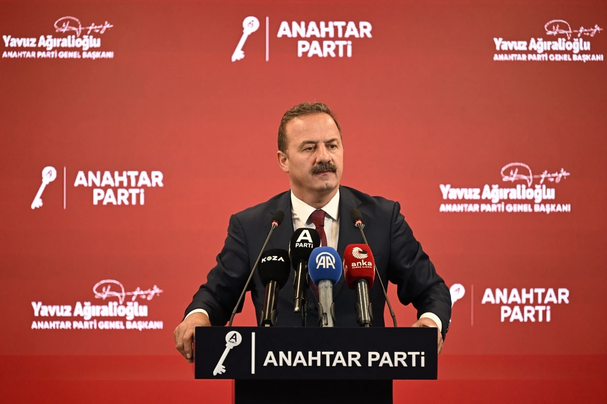 Yavuz Ağıralioğlu, Anahtar Parti logosunun yer aldığı kürsüde konuşurken