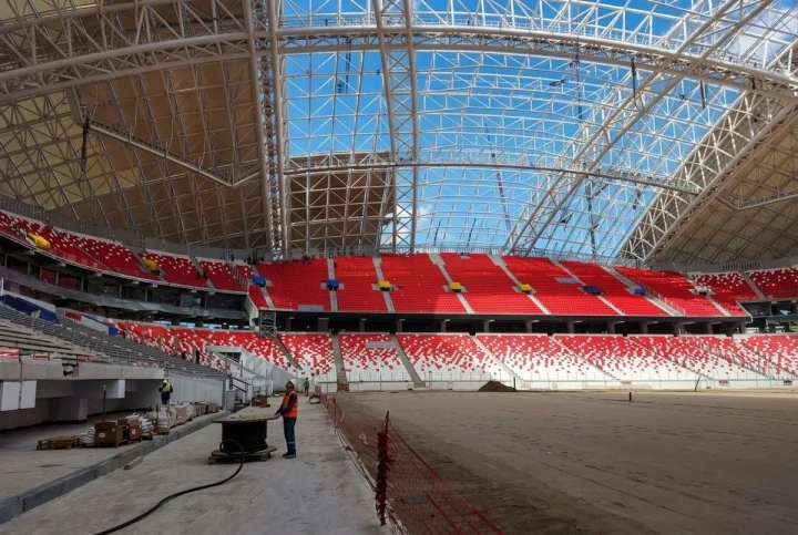 Yeni Ankara Stadı’nın çatısı, tribünleri ve çalışmaları süren saha zemini