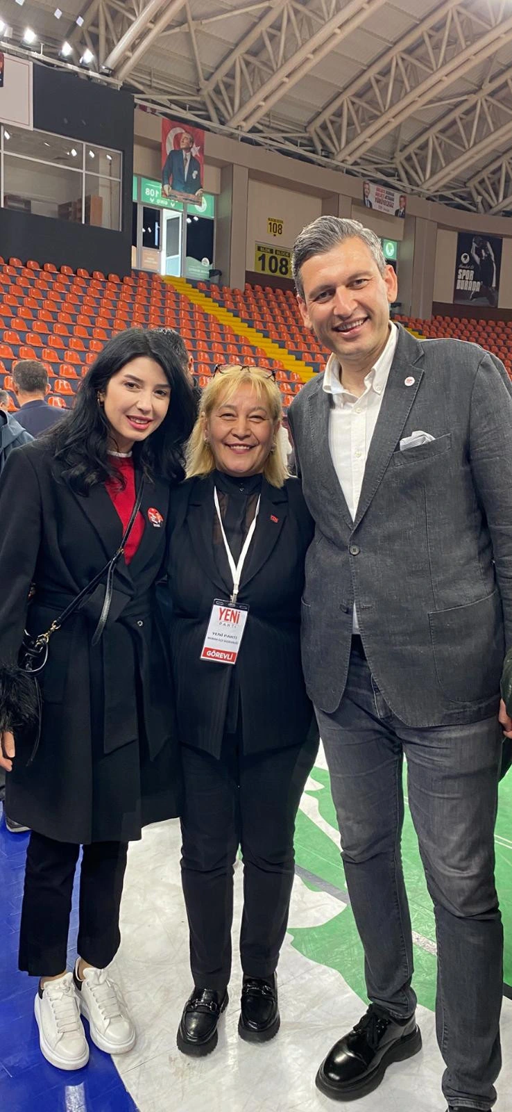 YENİ Parti etkinliğinde birlikte poz veren üç kişi