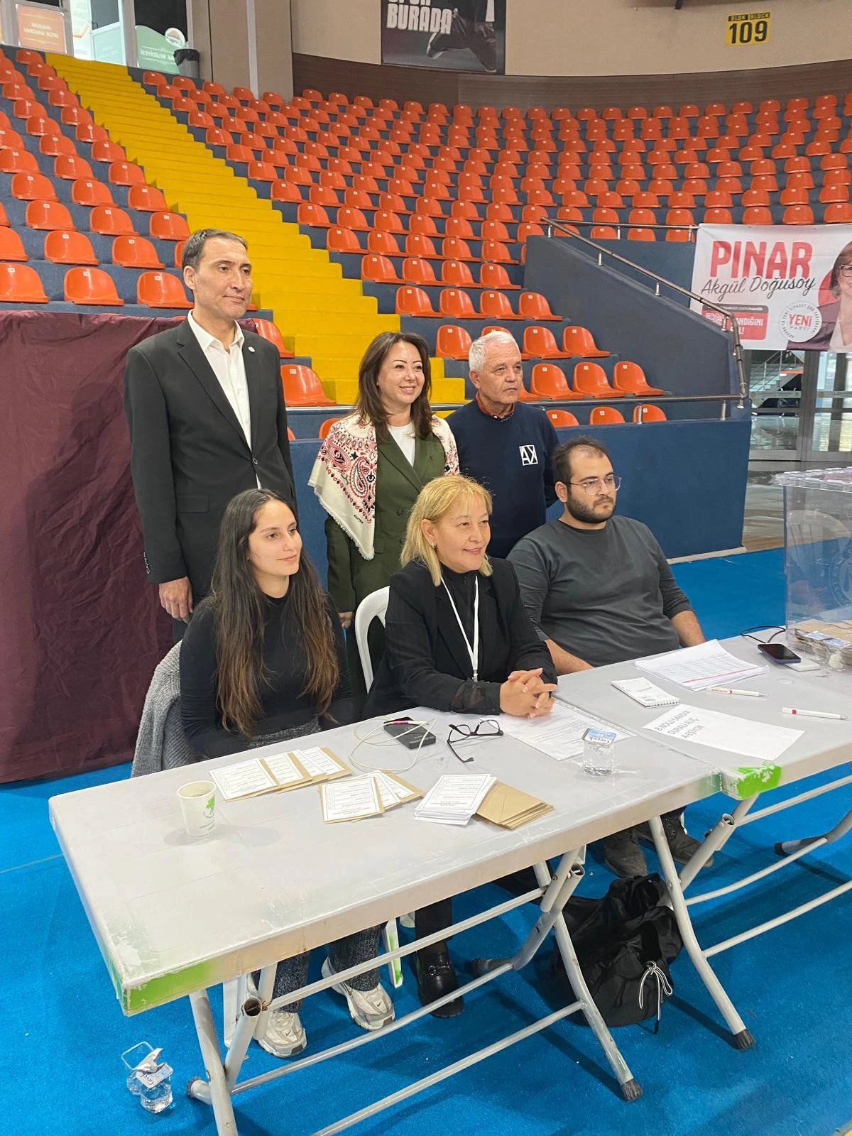 Sandık görevlileri ve partililer oy verme masasının yanında