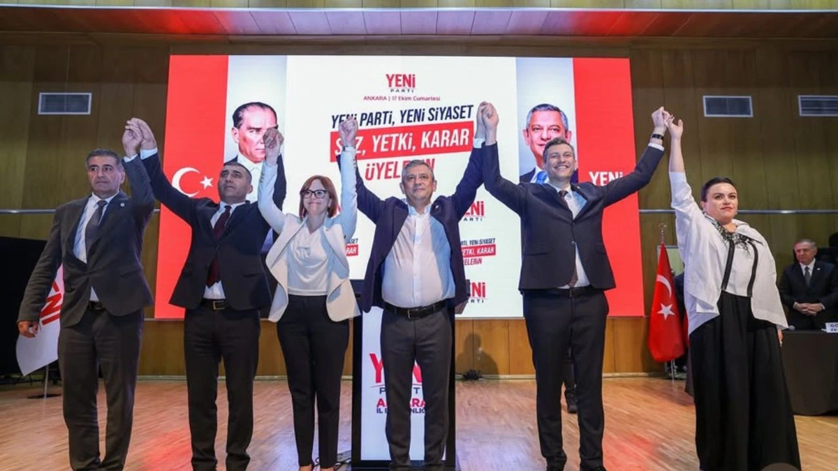 YENİ Parti etkinliğinde sahnede yan yana duran katılımcılar
