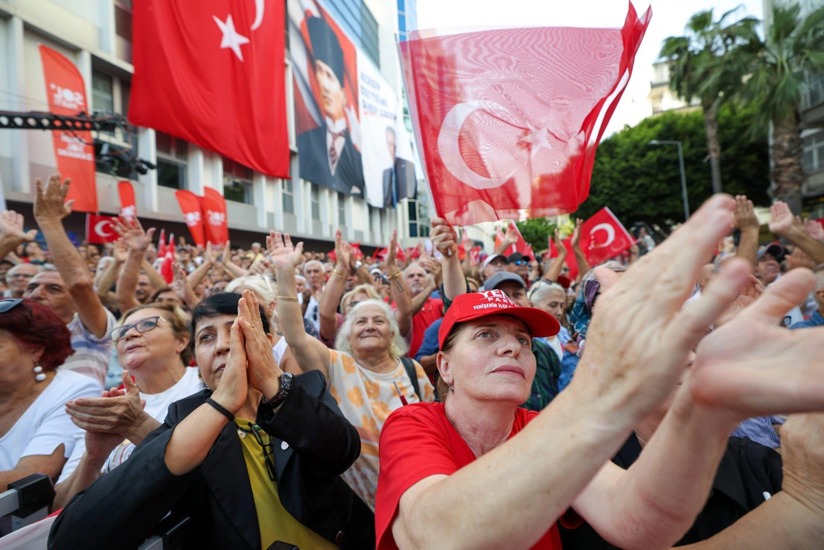 YENİ Parti bayrakları önünde toplanan kalabalık alkış tutuyor