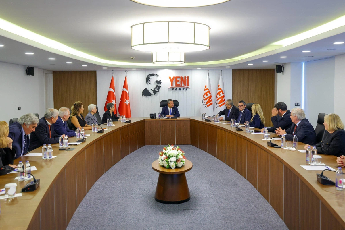 YENİ Parti toplantı salonunda masa çevresinde bir araya gelen katılımcılar