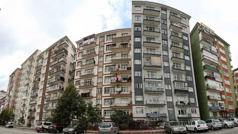 Yenimahalle’de cadde boyunca sıralanan apartmanlar ve park hâlindeki araçlar