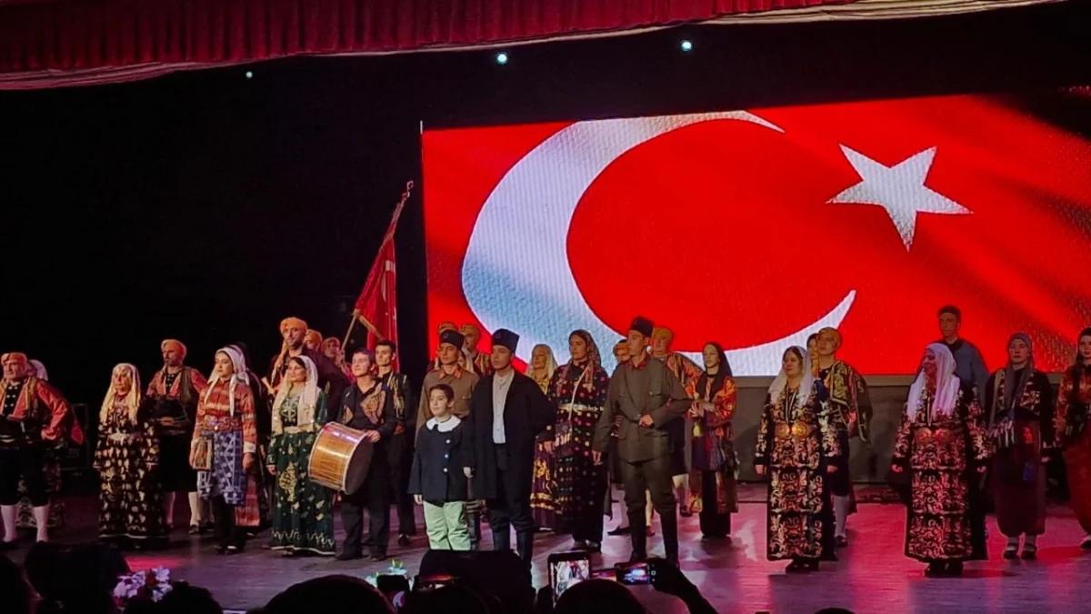 Başkent Ankara Gecesi’nde sahnede geleneksel kıyafetli katılımcılar ve Türk bayrağı