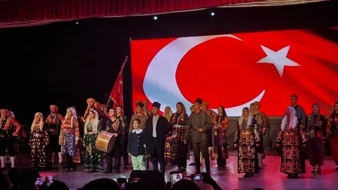 Başkent Ankara Gecesi’nde sahnede geleneksel kıyafetli katılımcılar ve Türk bayrağı