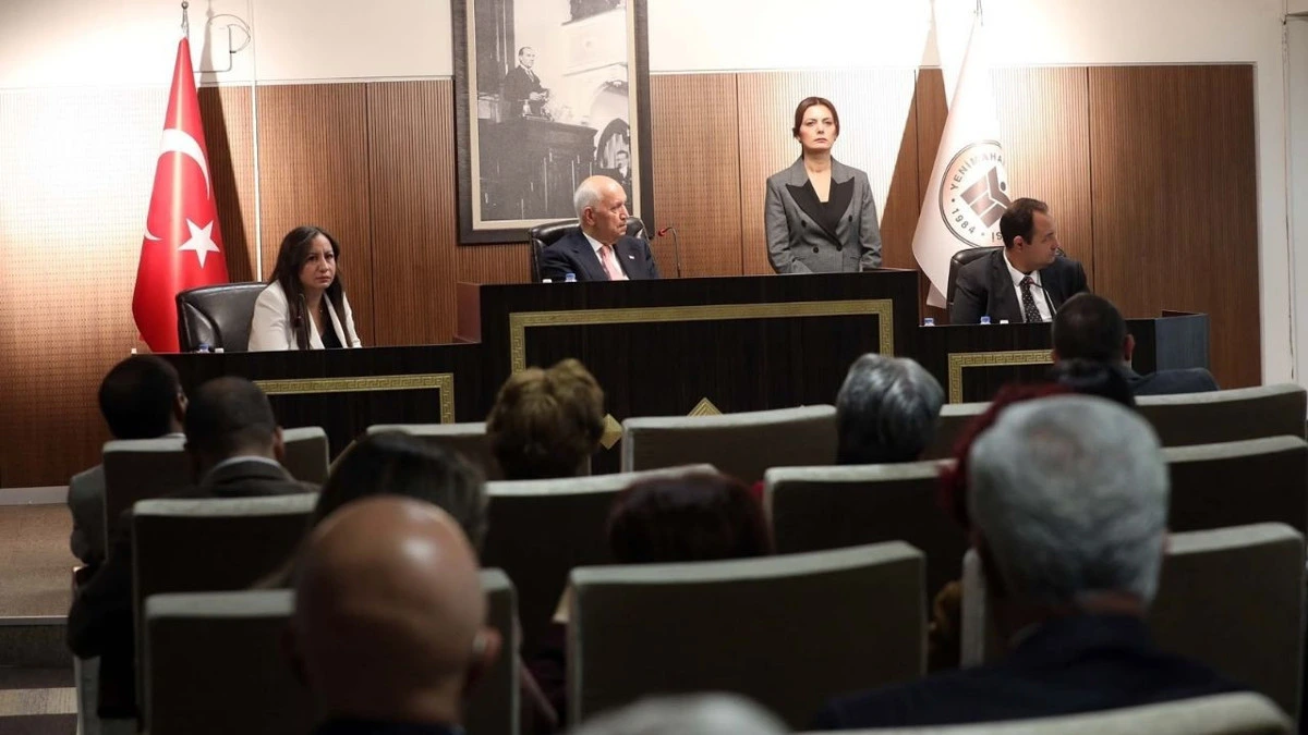 Yenimahalle Belediye Meclisi oturumunda başkanlık kürsüsü ve katılımcılar