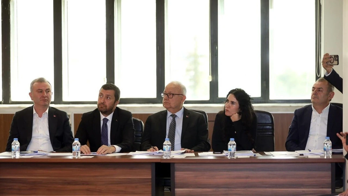 Yenimahalle Belediye Meclisi toplantısında üyeler masada oturuyor