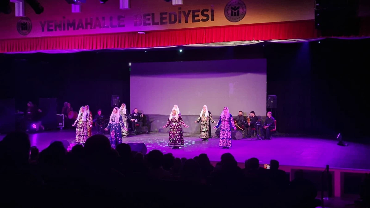 Yenimahalle Belediyesi Halk Dansları Topluluğu sahnede