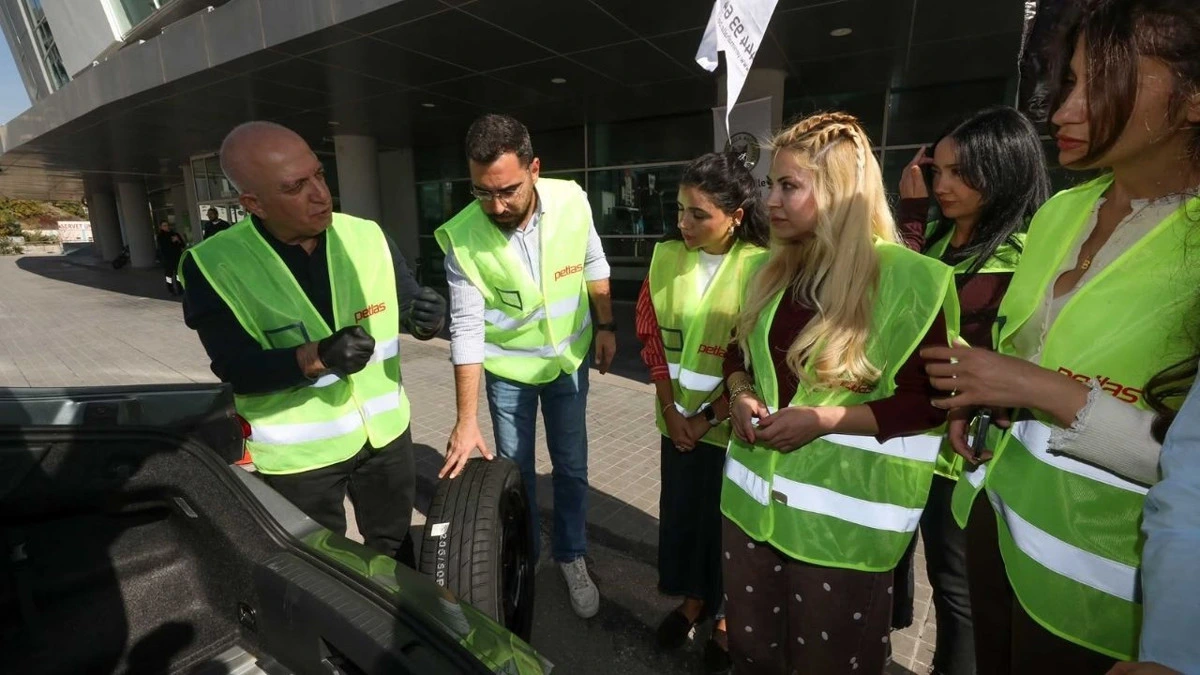 Eğitmenler, kadın sürücülere araç lastiği ve bakım konusunda bilgi veriyor