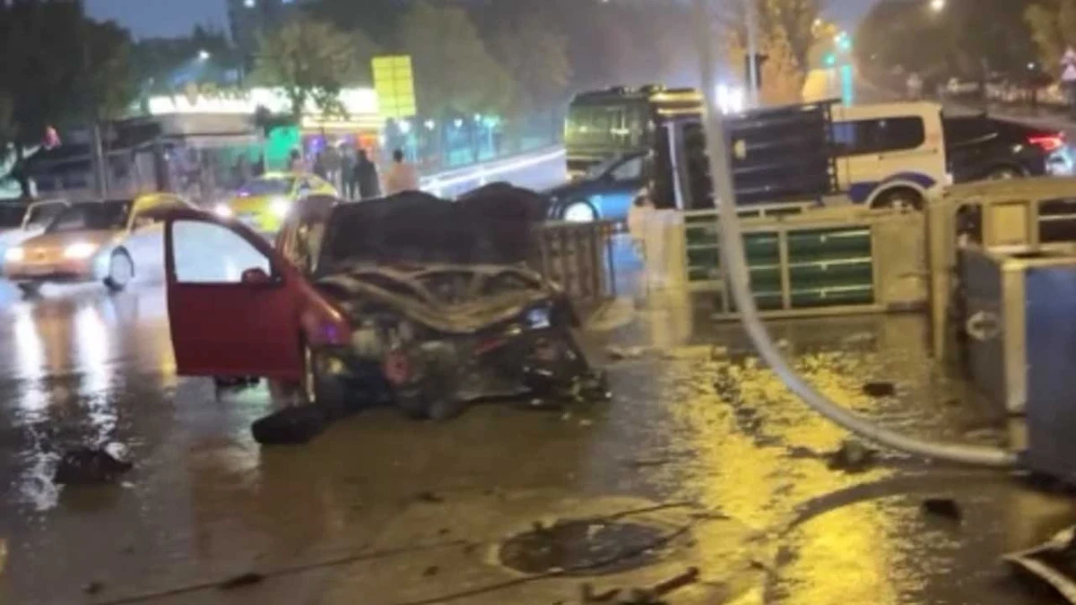 Yenimahalle'deki kazada hasar gören otomobil ve devrilen kamyonun bulunduğu olay yeri