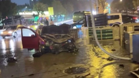 Yenimahalle'deki kazada hasar gören otomobil ve devrilen kamyonun bulunduğu olay yeri