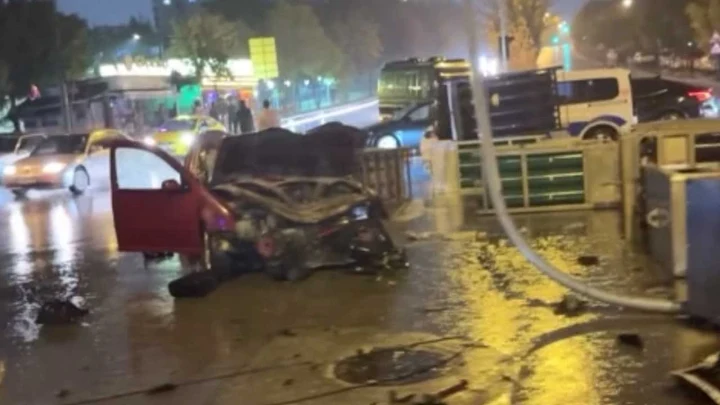 Yenimahalle'deki kazada hasar gören otomobil ve devrilen kamyonun bulunduğu olay yeri