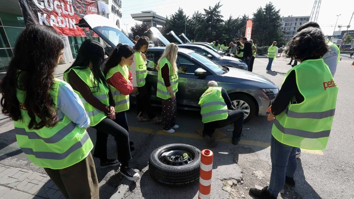 Kadın sürücüler, araç başında lastik değiştirme uygulamasını izliyor