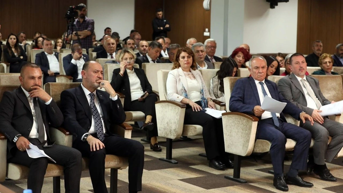 Yenimahalle Belediye Meclisi toplantısını izleyen üyeler ve katılımcılar