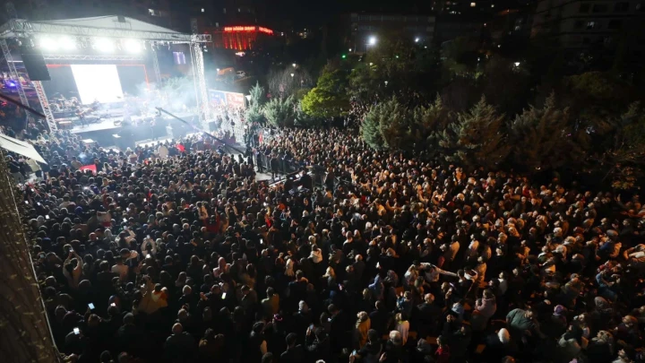 Şentepe’de 29 Ekim kutlamaları için kurulan sahne önünde toplanan kalabalık