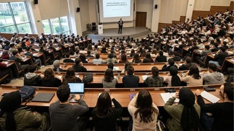 Bir üniversite amfisinde dersi dinleyen öğrenciler