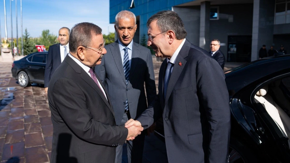 Yakup Odabaşı, Cevdet Yılmaz’ı araç yanında karşılarken el sıkışıyor
