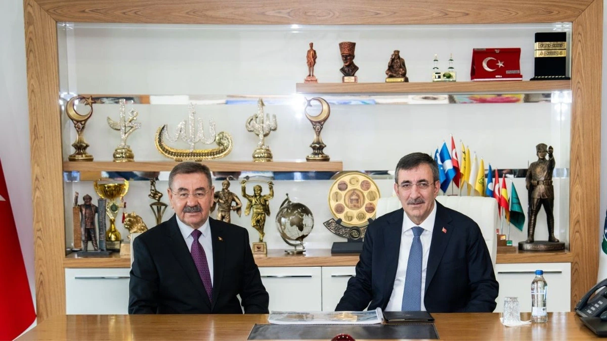 Cevdet Yılmaz ve Yakup Odabaşı belediyedeki masada oturuyor