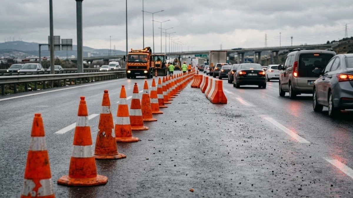 Trafik konileriyle ayrılan şeritte araçlar ve yol bakım ekipmanı
