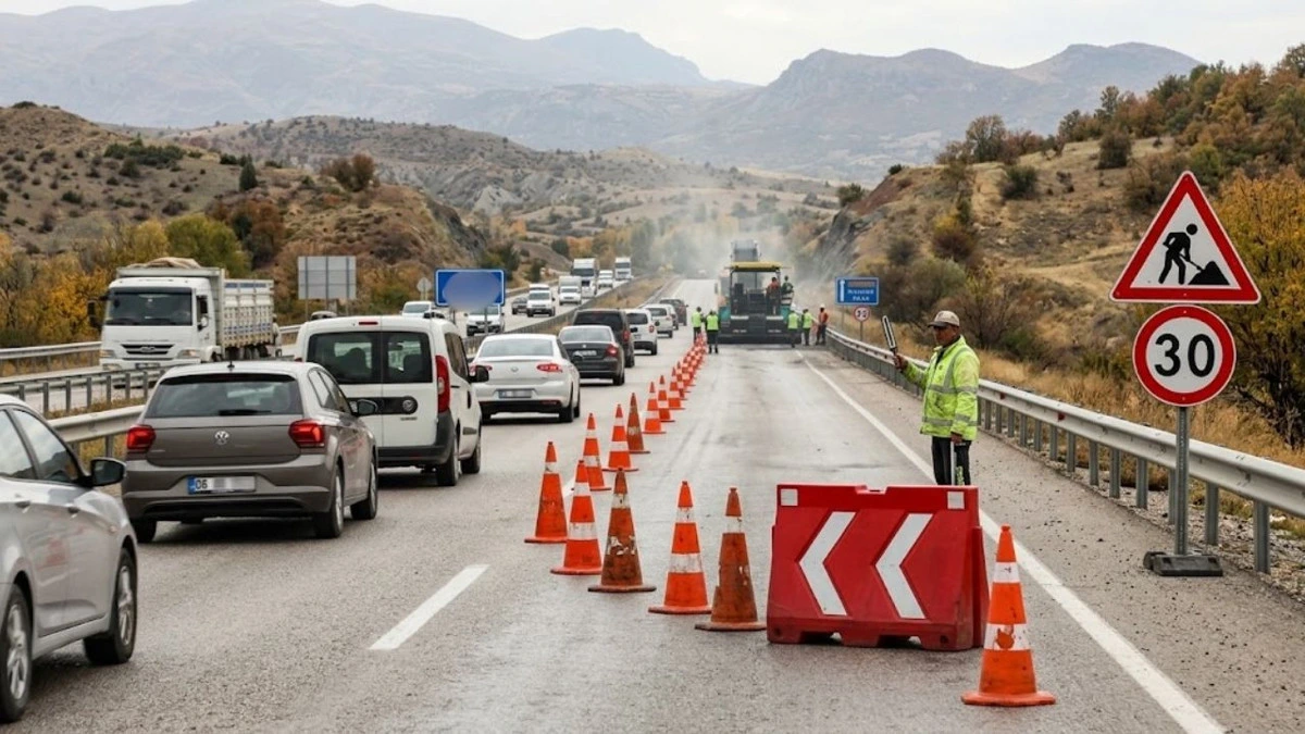 Yol çalışması alanında konilerle ayrılan trafik şeritleri