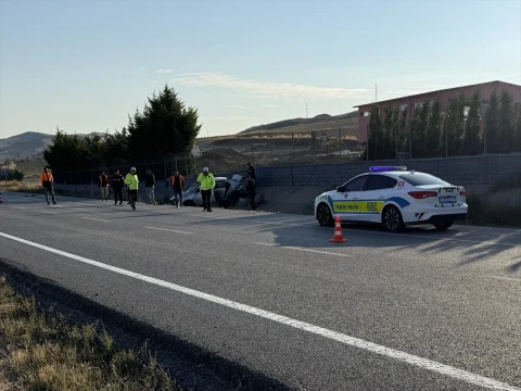 Yozgat-Ankara kara yolunda kaza yerinde görev yapan ekipler ve polis aracı