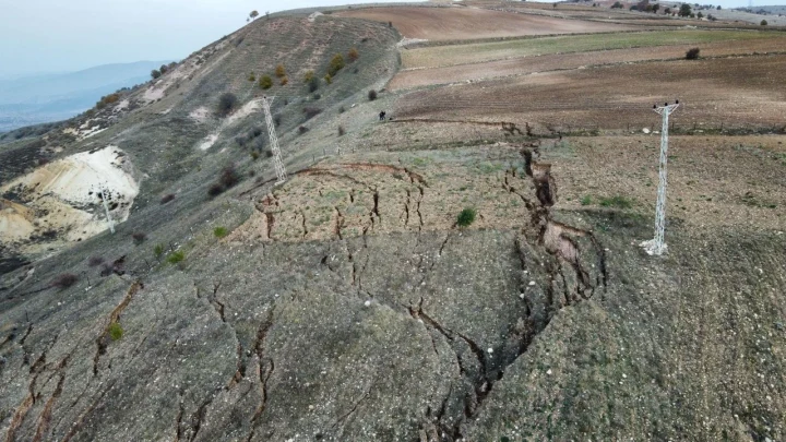 Baydiğin’de tarım arazisinin yüzeyinde oluşan derin yarıklar ve çökme alanları